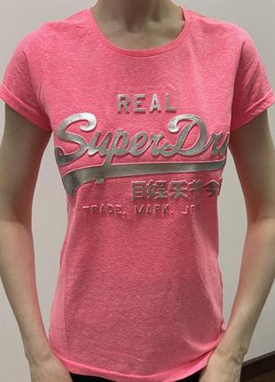 Яскрава фктболка superdry з опуклим принтом s