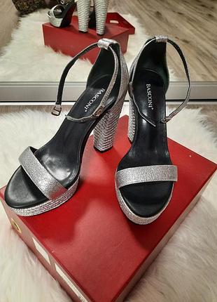 Сріблясті босоніжки basconi на високому зручному каблуку