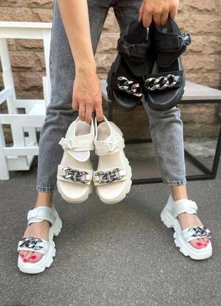 Босоніжки на платформі дуже легкі