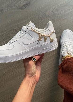 Nike air force 1 lucky charms новинка трендові білі класичні кросівки найк форс з ланцюжком белые кроссовки з цепочкой бренд10 фото