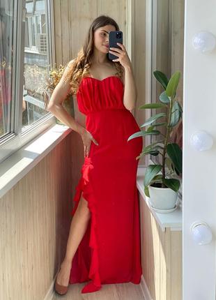 Шикарне червоне вечірнє плаття бандо в підлогу з розрізом і рюшів 1+1=3