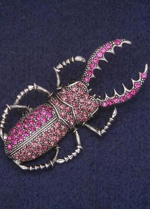 Брошка травневий жук з рожевими стразами, сріблястий метал