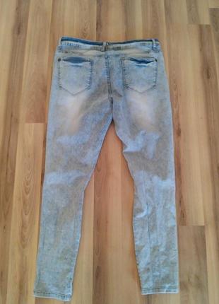 Легкие джинсы с высокой посадкой и разрезами на коленях4 фото