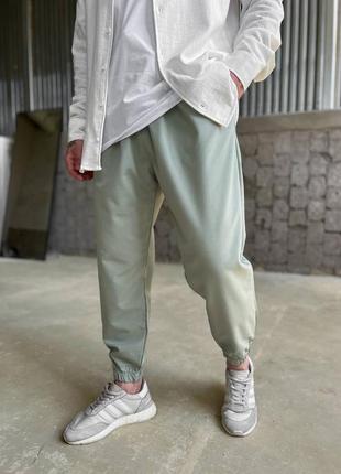 Чоловічі легкі нейлонові спортивні штани в оливковому кольорі2 фото