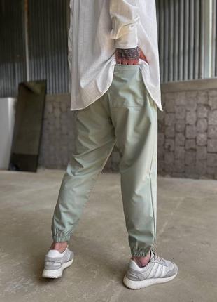 Чоловічі легкі нейлонові спортивні штани в оливковому кольорі5 фото