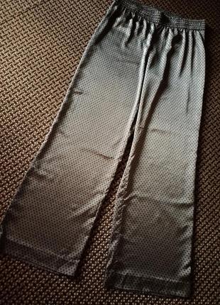 Монохромные атласные брюки палаццо клёш на резинке h&м.4 фото