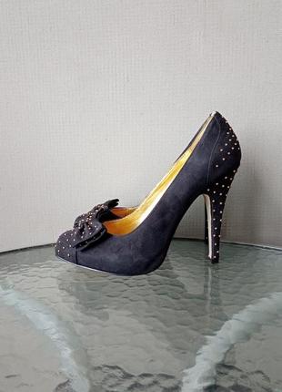 Туфли на высоком каблуке с клепками лодочки с бантиком холнитенами велюр замш платформе танкетке