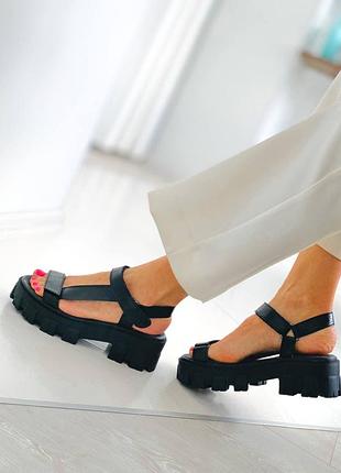 Чорні шкіряні босоніжки