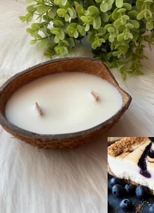 Соевая ароматическая свеча в кокосе «blueberry cheesecake»1 фото