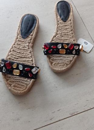 Стильные шлепанцы с камнями
