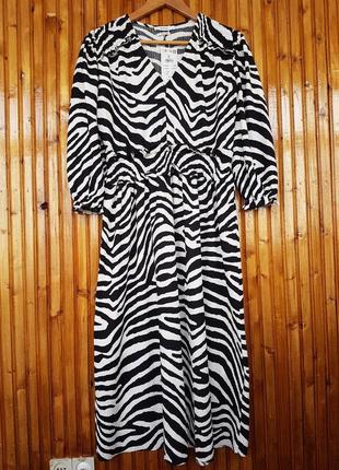 Стильное платье миди reserved из жатой ткани в принт зебра.
