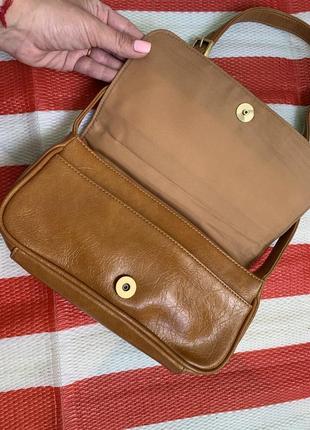 Шкіряна сумка-багет aurielle  коньячного кольору3 фото