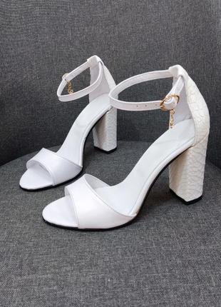 Ексклюзивні босоніжки жіночі натуральна італійська шкіра рептилія білі на підборах