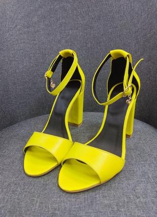 Эксклюзивные босоножки женские натуральная итальянская кожа на каблуке жёлтые5 фото