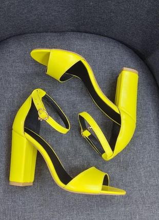 Эксклюзивные босоножки женские натуральная итальянская кожа на каблуке жёлтые4 фото