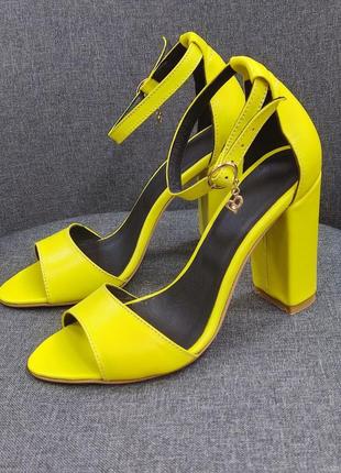 Эксклюзивные босоножки женские натуральная итальянская кожа на каблуке жёлтые2 фото