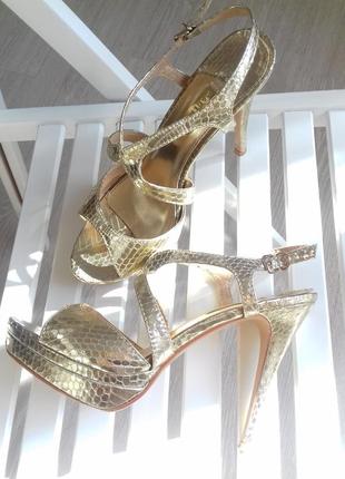 Золоті босоніжки в стилі jimmy choo
