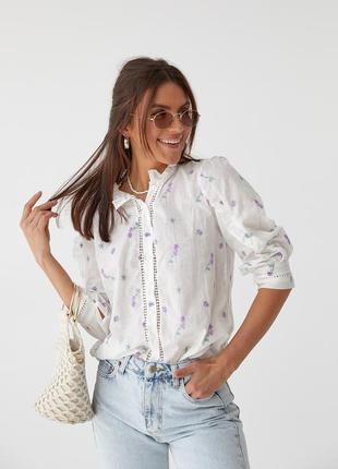 Бавовняна блуза з вишикою лавандова