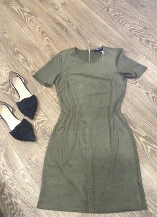 Красивое платье болотного цвета