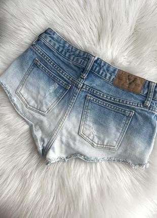 Джинсовые джинсові шорты голубые светлые женские мини короткие рваные с заклёпками3 фото