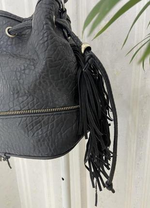 Чёрная сумка бочонок с бахромой new look3 фото
