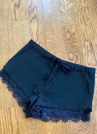 Черные лёгкие шорты с кружевом от zara
