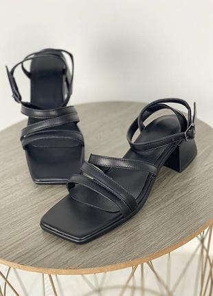 Босоніжки жіночі шкіряні чорні на підборах