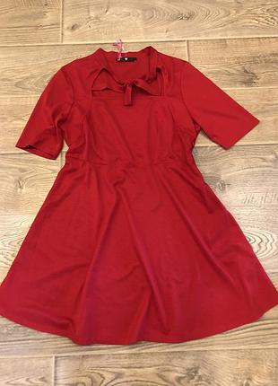 Червона сукня
