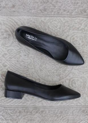 Черные туфли, лодочки 38 размера на маленьком каблуке1 фото