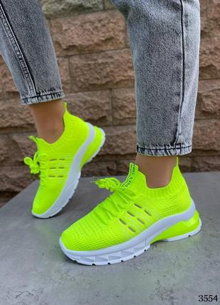 Кросівки жіночі