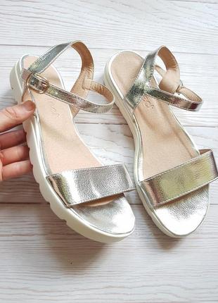 Босоножки серебряные