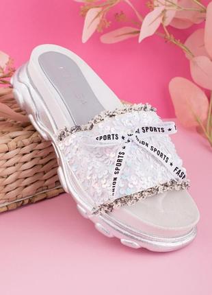 Стильные серебристые шлепанцы шлепки сабо на платформе толстой подошве модные с пайетками