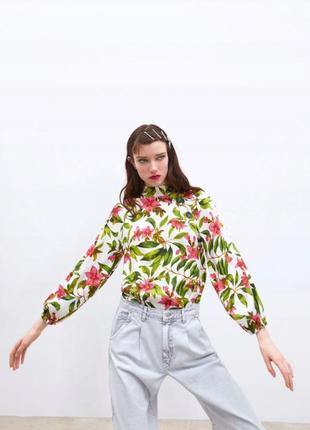 Шикарна блузка з високим коміром в квітковий принт від зара/тропічний