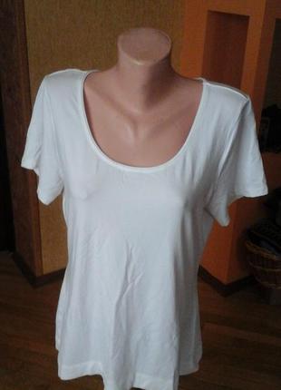 Белая футболка фирмы claudia strater