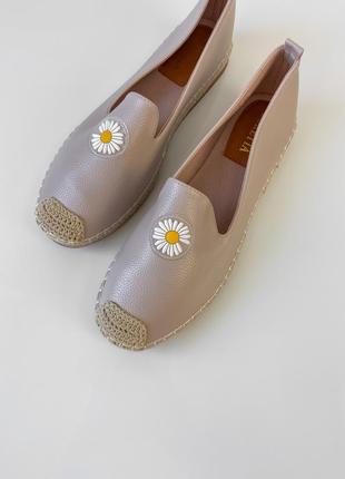 Бежеві сліпони з канатика декоровані ромашкою