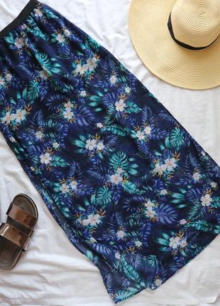 Стильная макси юбка с распорками по бокам в тропический принт