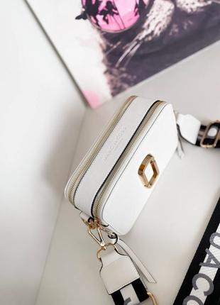 Marc jacobs snapshot white/gold трендова біла сумочка марк джейкобс бренд біла шикарна міні сумка з ремінцем брендовий7 фото