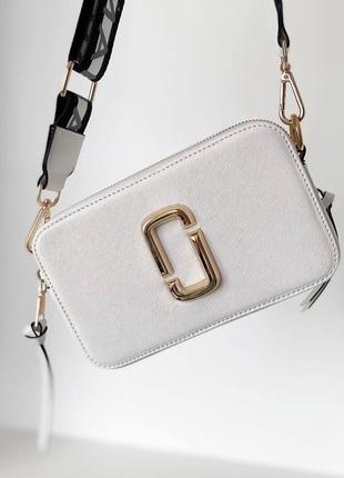 Marc jacobs snapshot white/gold трендова біла сумочка марк джейкобс бренд біла шикарна міні сумка з ремінцем брендовий3 фото