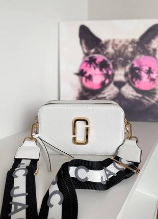 Marc jacobs snapshot white/gold трендова біла сумочка марк джейкобс бренд біла шикарна міні сумка з ремінцем брендовий4 фото