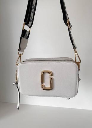 Marc jacobs  snapshot white/gold трендова біла сумочка марк джейкобс бренд белая шикарная мини сумка с ремешком брендовая2 фото