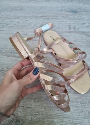 Босоніжки шльопанці сандалі justfab золотисті блискучі