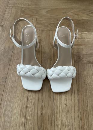 Босоніжки на стійкому каблуці