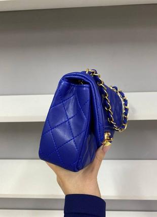 Елегантна брендова блакитна міні сумочка в стилі chanel blue темно синя блакитна розкішна яскрава сумка тренд4 фото