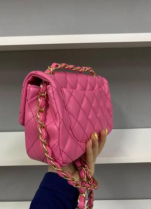 Елегантна брендова малинова рожева яскрава міні сумочка в стилі chanel pink розовая малиновая яркая роскошная сумка барби тренд шанель3 фото