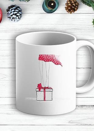 Белая кружка (чашка) с новогодним принтом девушка стоит на подарке