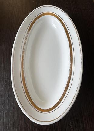 Біле овальне блюдо.