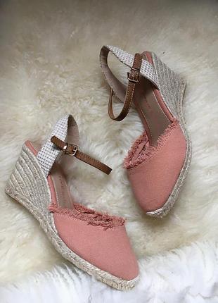 Брендовые изящные босоножки эспадрильи на танкетке 41 размер