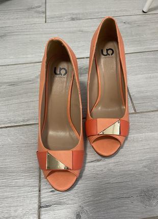 Босоніжки на танкетці