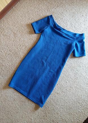 Плаття з оголеними плечима.