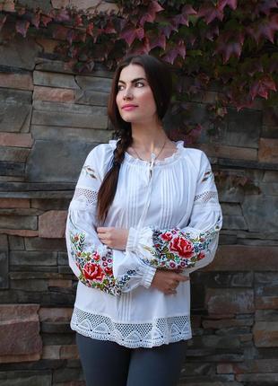 Біла блуза з ручною вишивкою "квіткова новела-2"4 фото